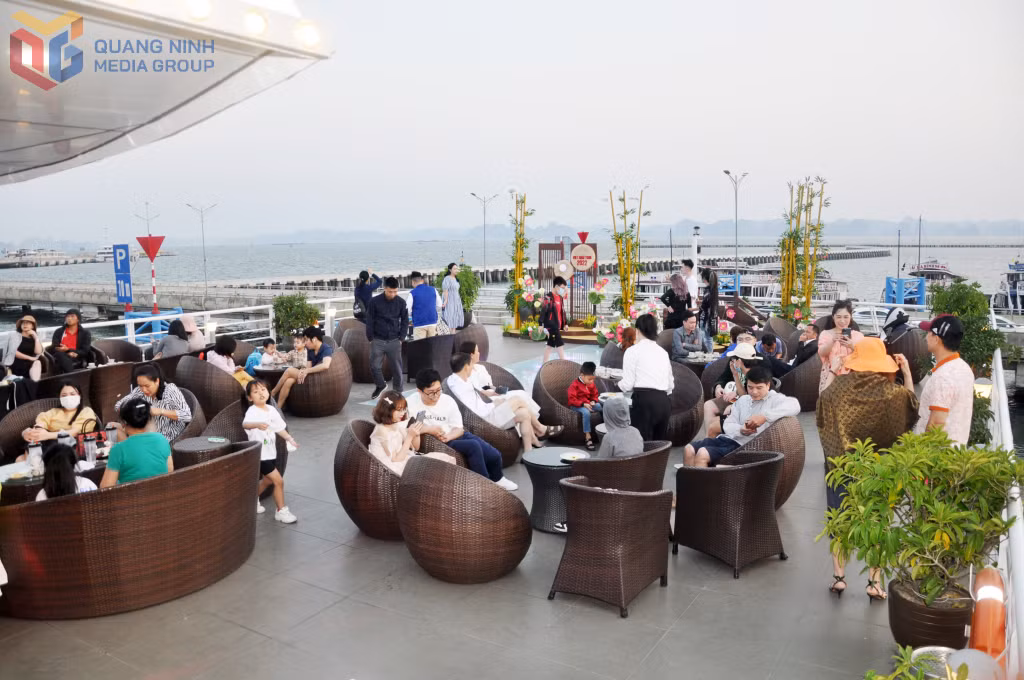 Du khách thưởng thức tiệc trà chiều khi tham gia tour ven bờ Vịnh Hạ Long trên tàu nhà hàng Sea Octopus.