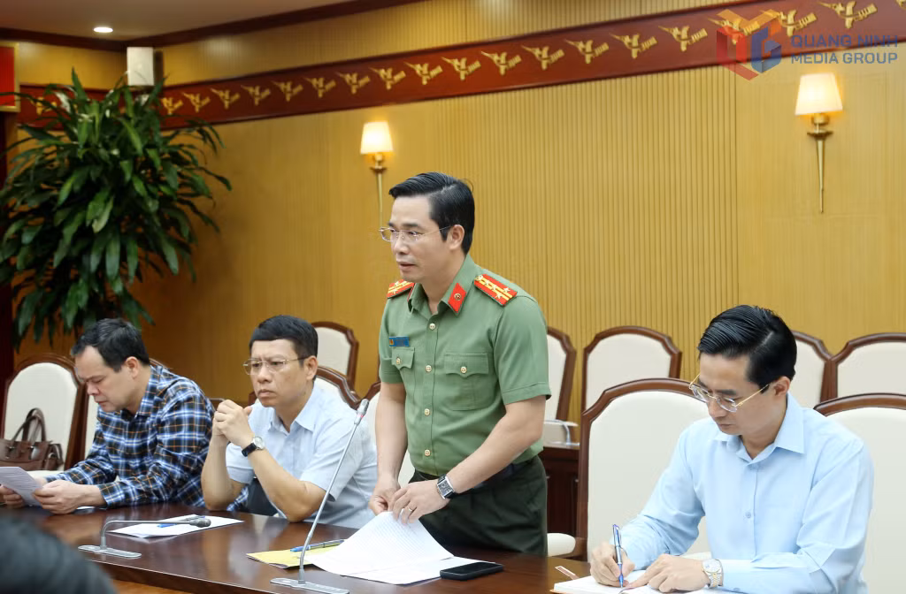 Đồng chí Trần Văn Phúc, Giám đốc Công an tỉnh, báo cáo tại cuộc họp.