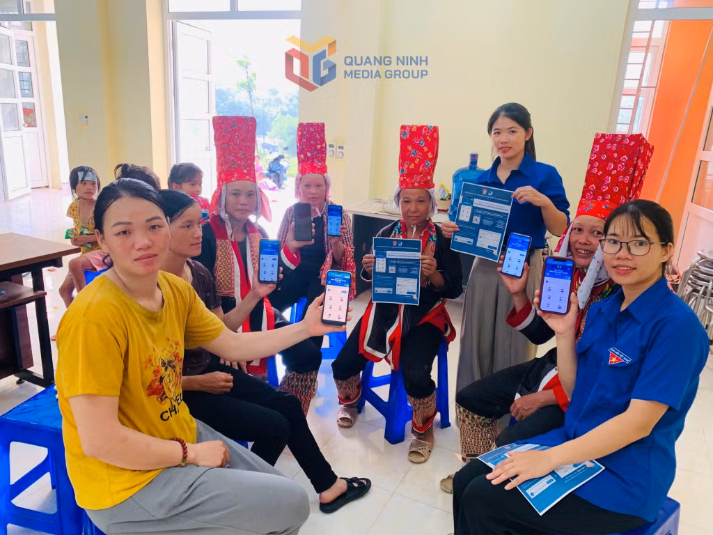 Đoàn Thanh niên xã Lục Hồn tổ chức tuyên truyền, hướng dẫn người dân sử dụng các tiện ích số.
