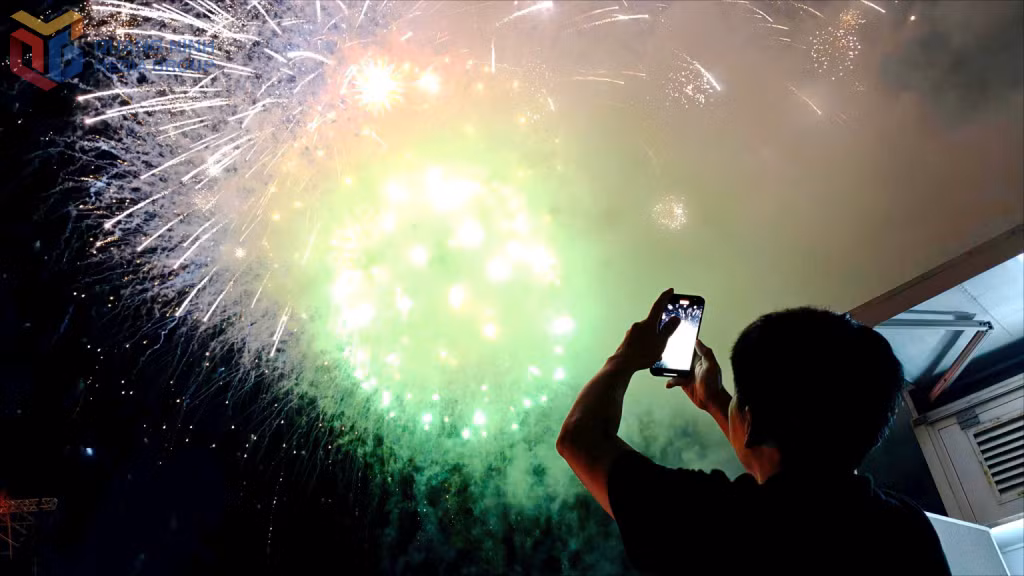 Khi pháo hoa rực rỡ bầu trời Quảng Ninh, chào mừng kỳ nguyên mới của dân tộc Việt Nam.