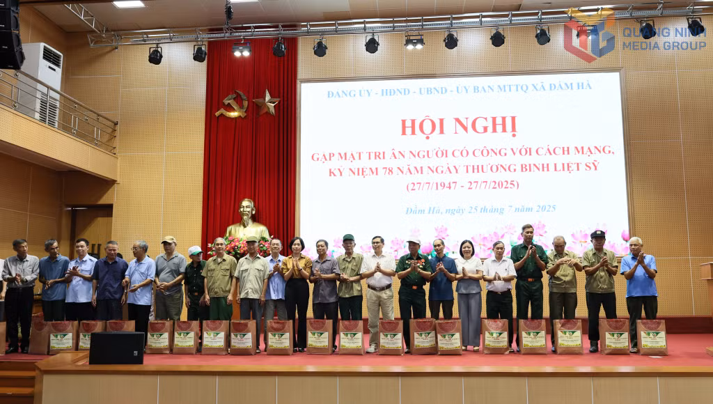 Các đồng chí lãnh đạo HĐND, UBND xã trao tặng quà cho người có công với cách mạng.