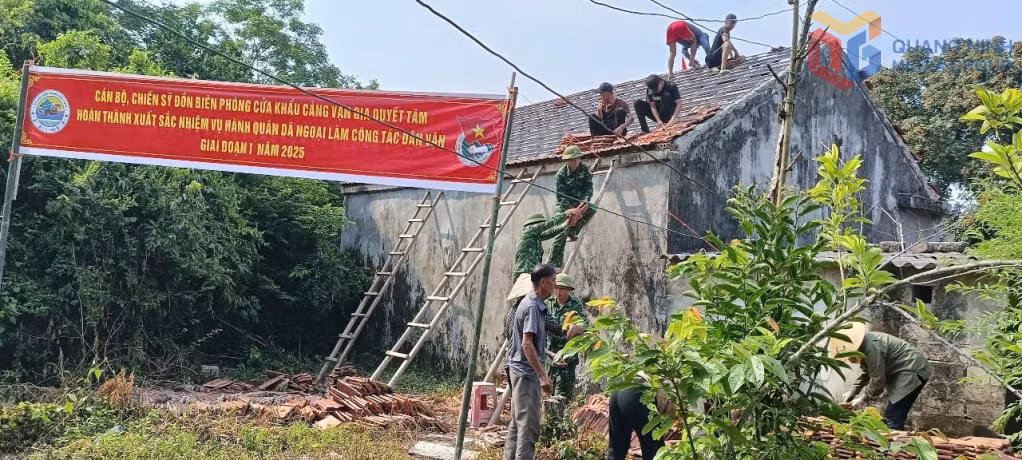 CBCS Đồn BP Vạn Gia giúp hộ gia đình ông Trần Văn Thỉu, trú tại thôn Vĩnh Thực 2, xã Vĩnh Thực sửa chữa nhà ở