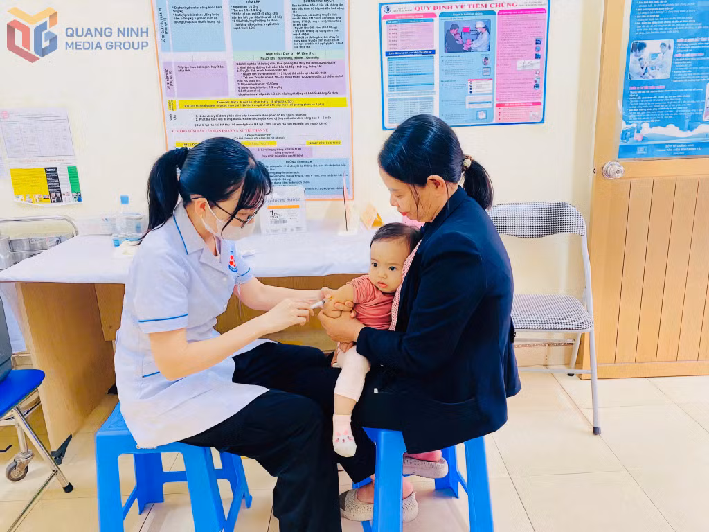 Trung tâm Y tế Tiên Yên tổ chức tiêm vắc xin cho trẻ em.