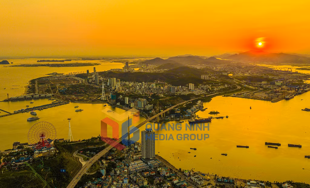 Cửa Lục ánh lên sắc cam hồng rực rỡ (7-2025). Ảnh: Khánh Giang