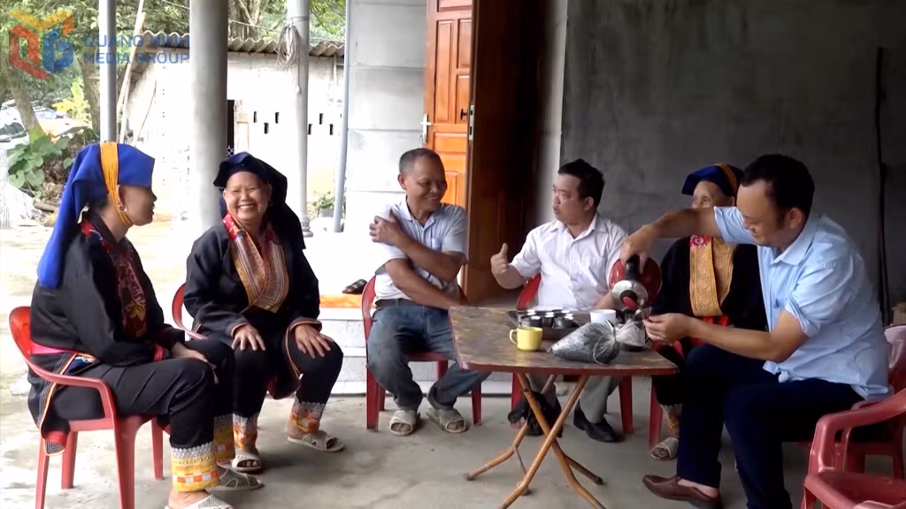 HND và lãnh đạo UBND xã Ba Chẽ tuyên truyền người dân thôn Làng Cổng tham gia xây dựng NTM.