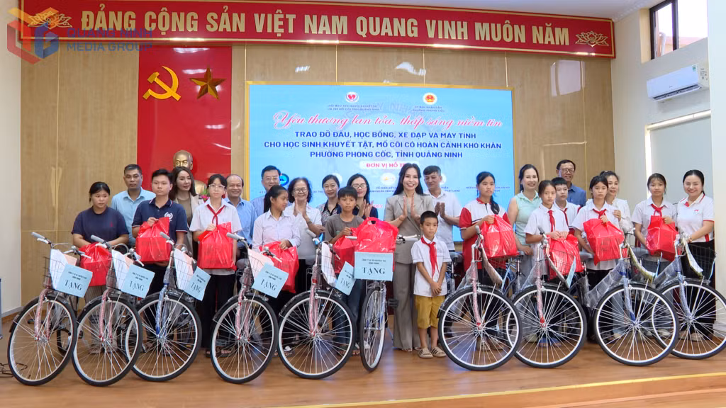 Công ty CP Du thuyền 5 sao Hồng Phong trao tặng 10 xe đạp và quà cho 10 học sinh mồ côi, khuyết tật.