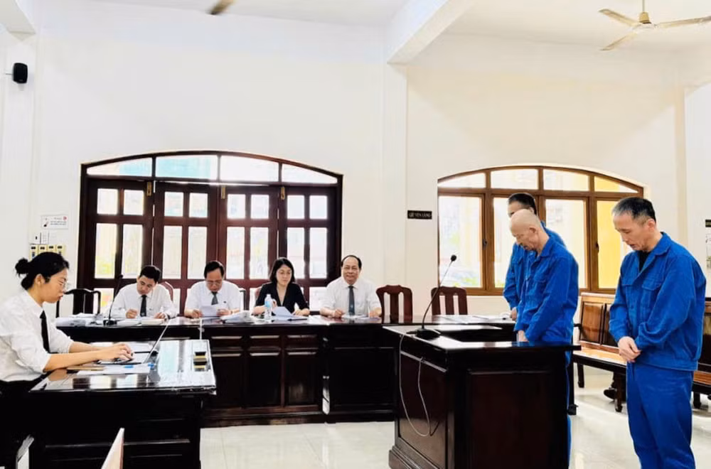 Các bị cáo tại phiên sơ thẩm. Ảnh: VNE