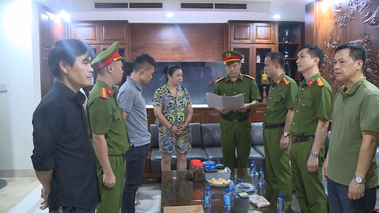 Nguyễn Huy Tùng (áo phông màu ghi) là con trai của M. "gỗ". Ảnh: CACC
