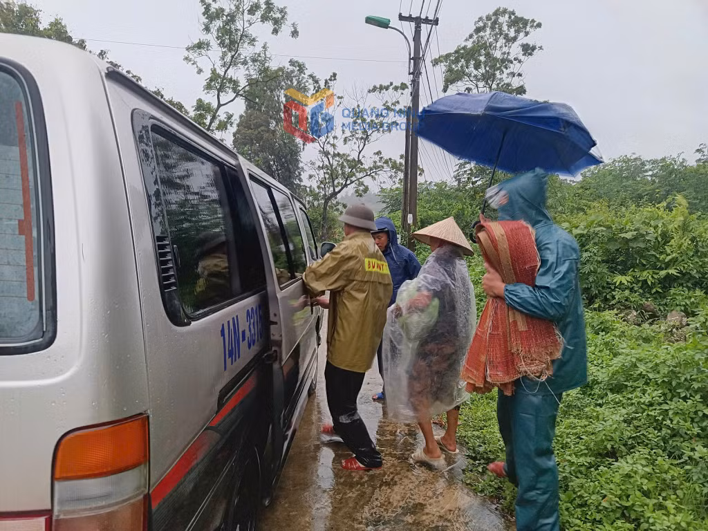 Xã đảo Vĩnh Thực hỗ trợ những hỗ dân có nhà yếu di chuyển đến nơi an toàn