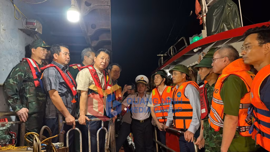Phó Thủ tướng Chính phủ yêu cầu các lực lượng khẩn trương tìm kiếm các nạn nhân; đảm bảo an toàn cho lực lượng cứu hộ về ánh sáng, phương tiện, trang thiết bị cứu hộ... (7-2025). Ảnh: PV