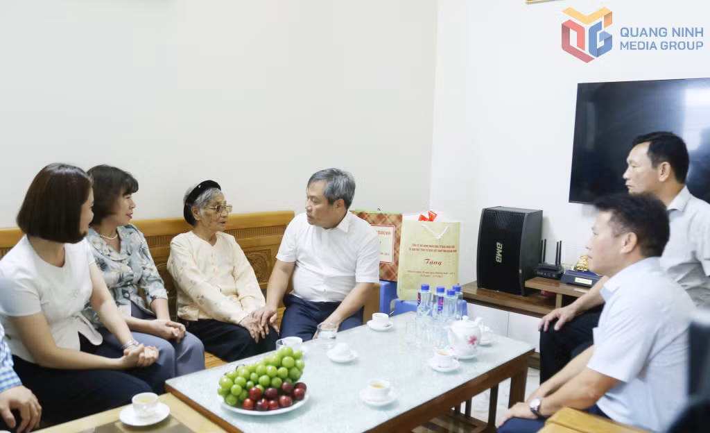 Đồng chí Bí thư Tỉnh ủy tới thăm, tặng quà Mẹ Việt Nam Anh hùng Nguyễn Thị Thực, 93 tuổi (phường Cao Xanh).