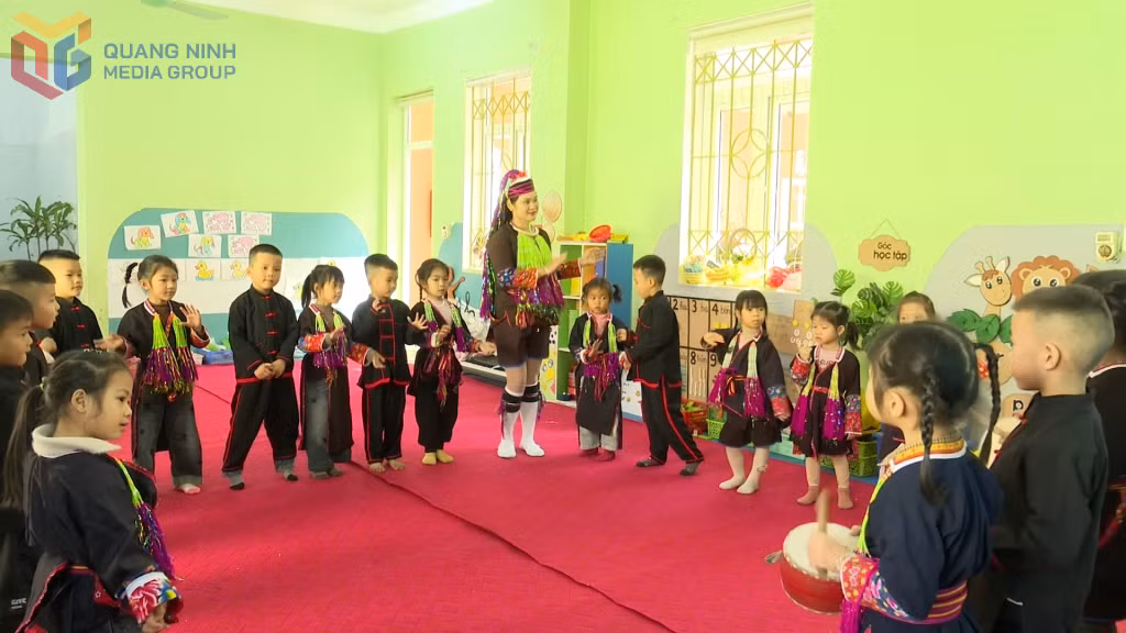 Cô giáo Trường Mầm non Quảng Đức (xã Quảng Đức) dạy hát tiếng Dao cho học sinh.