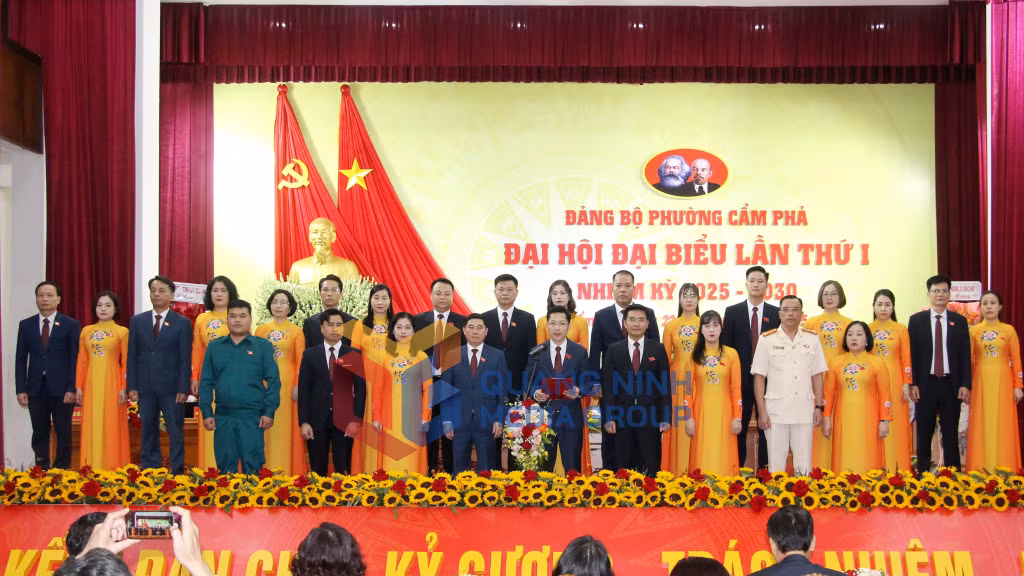 Ban Chấp hành Đảng bộ phường Cẩm Phả lần thứ I, nhiệm kỳ 2025-2030 ra mắt Đại hội (7-2025). Ảnh: Mạnh Trường