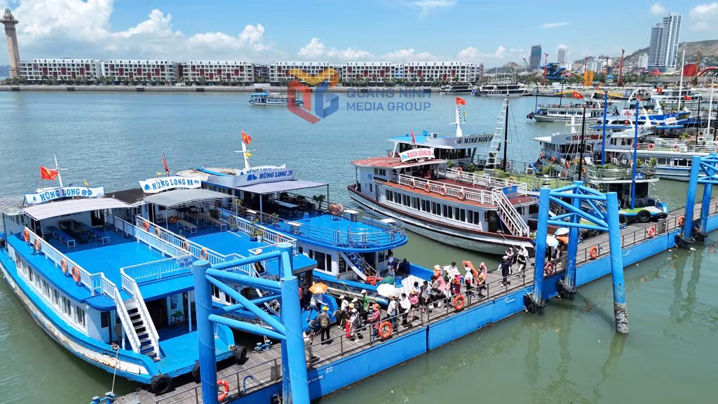 Nhiều tàu du lịch vỏ thép với cơ sở vật chất hiện đại sẵn sàng đón khách tham quan Vịnh Hạ Long và các tuyến đảo trong mùa cao điểm du lịch hè.