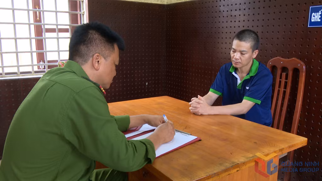 Cơ quan công an lấy lời khai đối tượng Vũ Đức Vượng về hành vi tổ chức sử dụng trái phép chất ma túy.