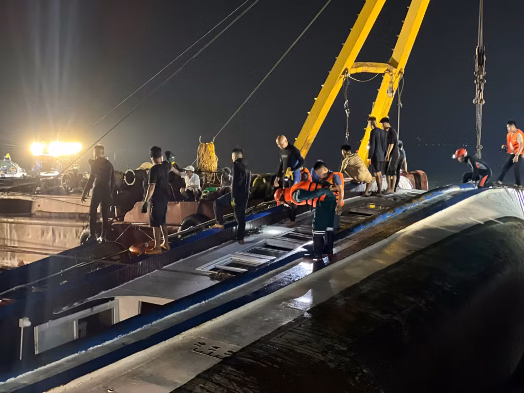 Công tác cứu hộ vẫn đang được các lực lượng chức năng tiến hành khẩn trương.