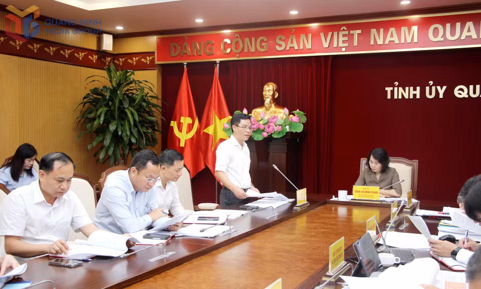 Đồng chí Đỗ Mạnh Hùng, Bí thư Đảng ủy phường Quang Hanh, báo cáo công tác chuẩn bị Đại hội đại biểu Đảng bộ phường Cửa Ông lần thứ I, nhiệm kỳ 2025-2030.