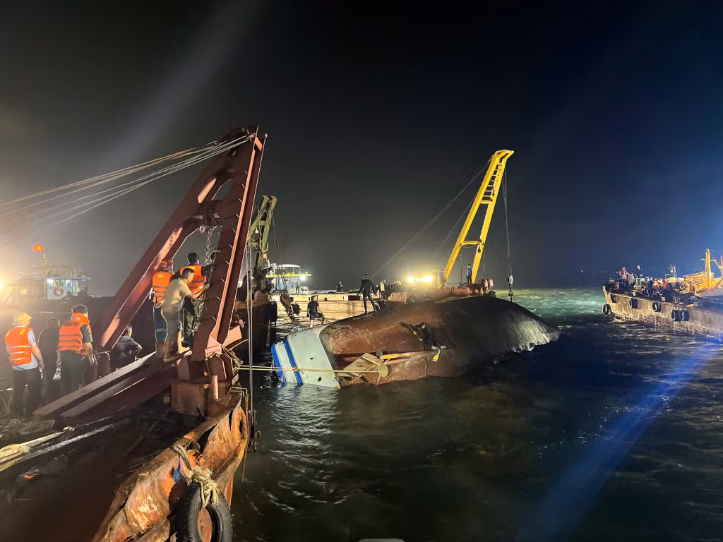 Xuyên đêm tìm kiếm, cứu hộ nạn nhân vụ lật tàu ảnh 4 Xuyên đêm tìm kiếm, cứu hộ nạn nhân vụ lật tàu ảnh 4