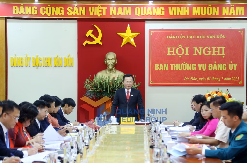 Hội nghị Ban Thường vụ Đảng ủy đầu tiên của đặc khu Vân Đồn (7-2025). Ảnh: PV