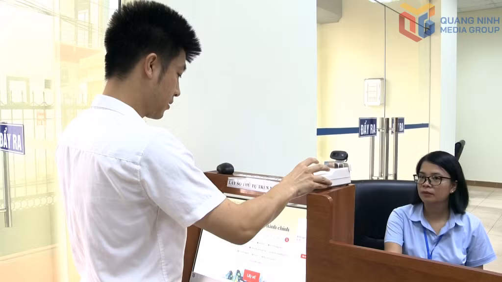 Hiện các Trung tâm từ tỉnh đến địa phương đều được trang bị thiết bị đọc thẻ căn cước chuyên dụng gắn với sinh trắc học.