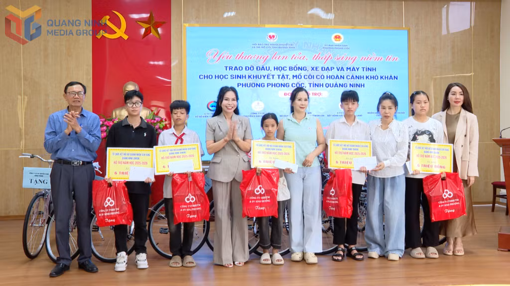 Bà Vũ Hoàng Yến, Chủ tịch HĐQT Tổng Công ty CP Du thuyền 5 sao Hồng Phong, Chủ tịch Tổ chức kết nối Nữ doanh nhân Sen Vàng (BWON) Quảng Ninh trao đỡ đầu cho học sinh mồ côi.