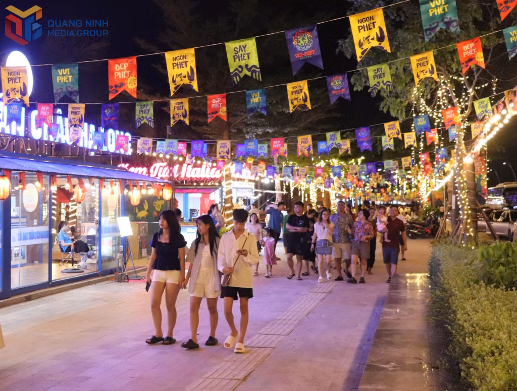 Các gian hàng tại tuyến phố VuiFest Hạ Long được bố trí gọn gàng, tạo không gian cho du khách tham quan, trải nghiệm. 