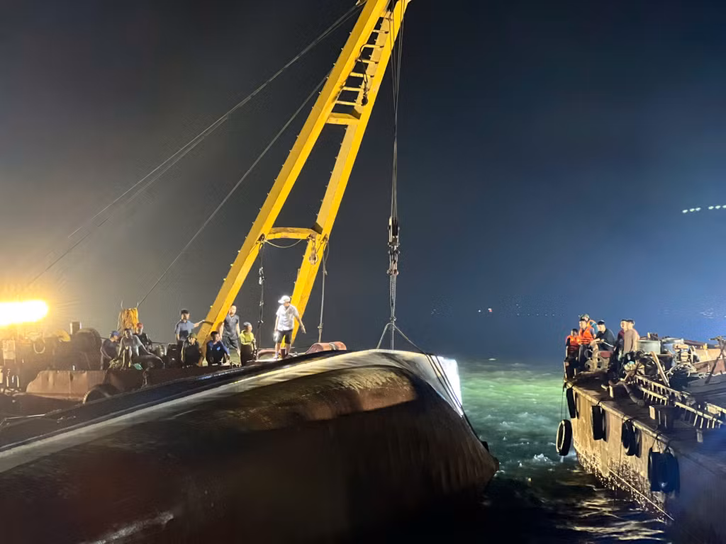 Công tác trục vớt, tìm kiếm cứu nạn được khẩn trương thực hiện, phần mũi tàu đang được kéo dần lên.