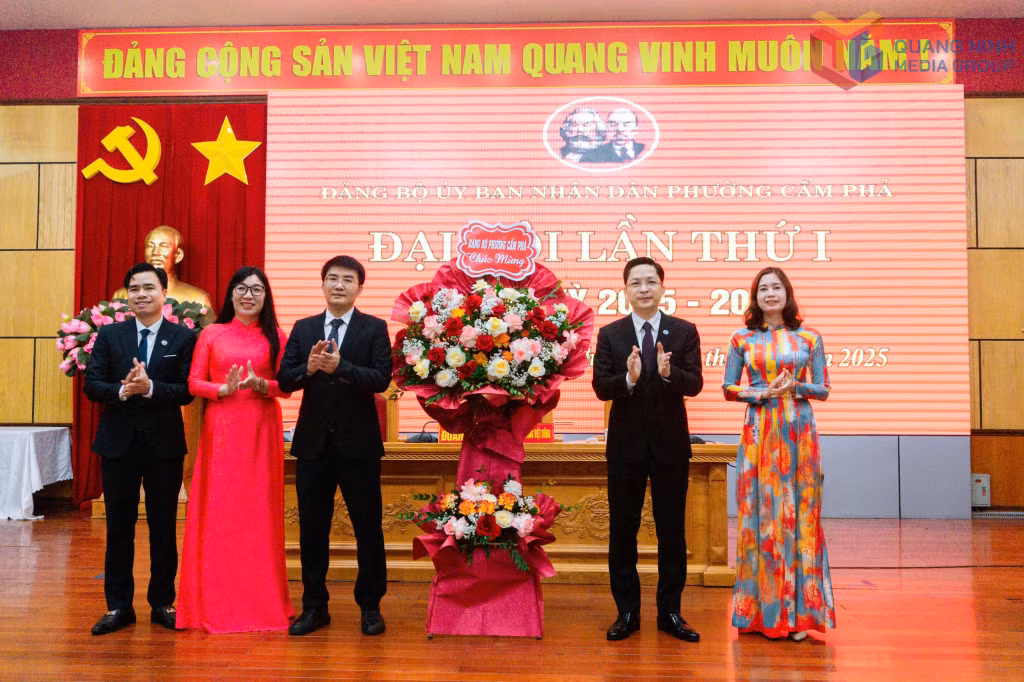 Đảng ủy phường Cẩm Phả tặng hoa chúc mừng thành công Đại hội Đảng bộ UBND phường Cẩm Phả.