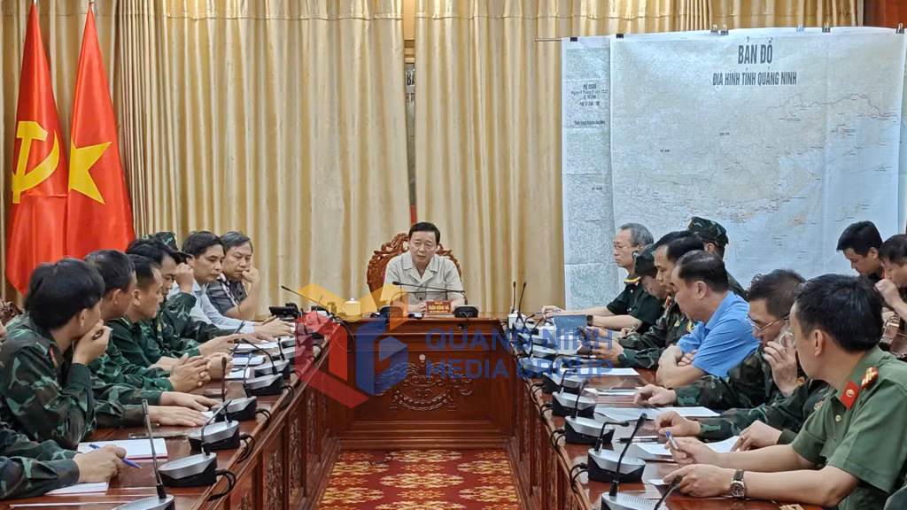 Phó Thủ tướng Chính phủ Trần Hồng Hà chỉ đạo công tác cứu hộ cứu nạn tàu du lịch bị đắm (7-2025). Ảnh: PV