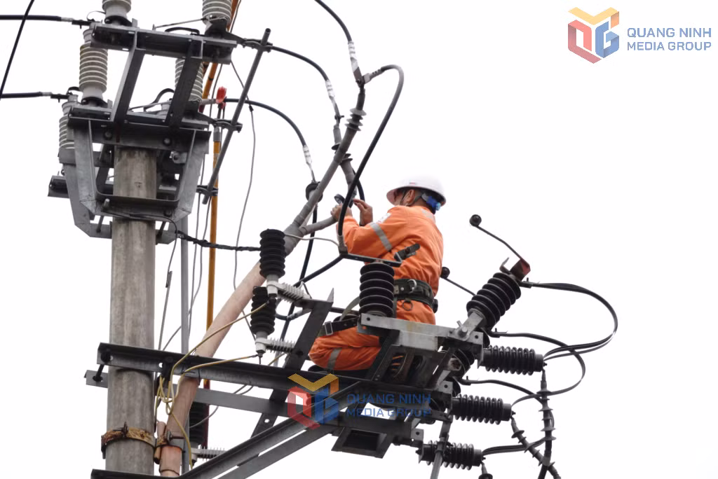 Công nhân Công ty Điện lực Quảng Ninh kiểm tra xử lý tiếp xúc khiếm khuyết các đường dây trung thế trên địa bàn phường Hạ Long.
