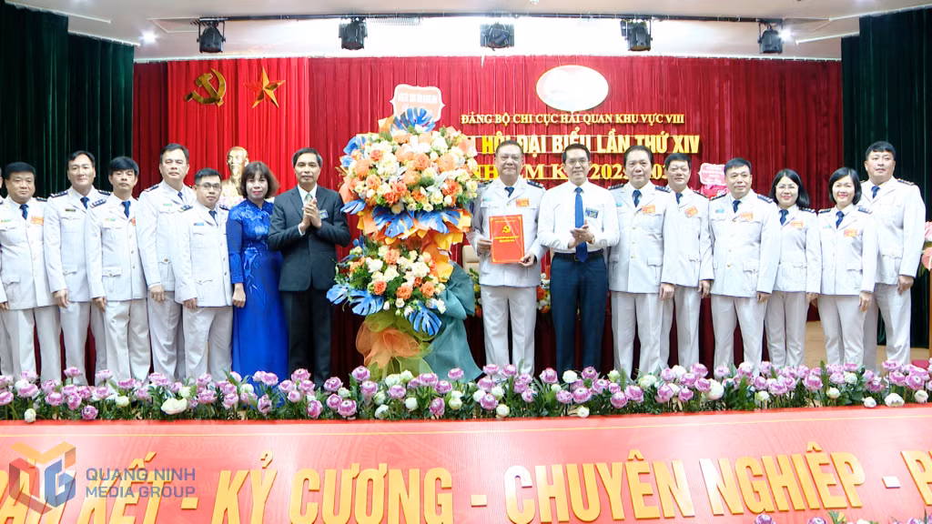 Thường trực Đảng ủy UBND tỉnh trao quyết định và tặng hoa chúc mừng Ban Chấp hành, Ban Thường vụ Đảng ủy Chi cục Hải quan khu vực VIII nhiệm kỳ 2025-2030.