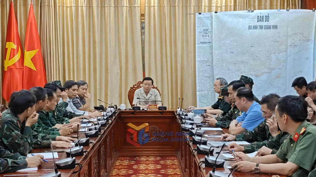 Phó Thủ tướng Chính phủ Trần Hồng Hà chỉ đạo công tác cứu hộ cứu nạn tàu du lịch bị đắm.