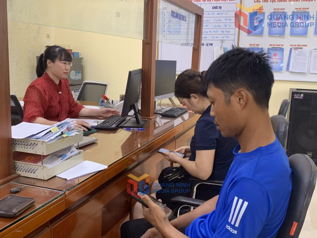 Cán bộ Đặc khu Vân Đồn hướng dẫn người dân thực hiện TTHC trên điện thoại thông minh. Ảnh: Nguyễn Duy
