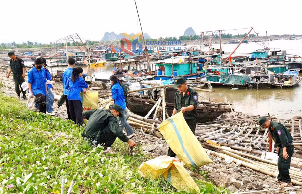 Đoàn viên, thanh niên, cán bộ, chiến sĩ các lực lượng vũ trang tích cực thu gom rác thải, làm sạch tuyến bờ biển dài 1,5 km.