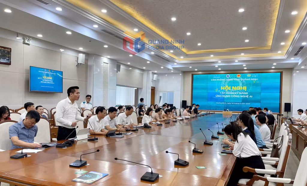 Văn phòng UBND tỉnh tập huấn sử dụng ứng dụng AI hỗ trợ xử lý công việc.
