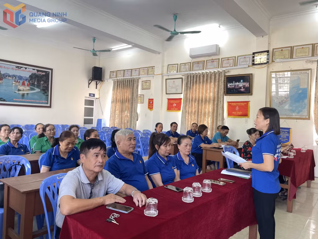 Một buổi sinh hoạt của CLB Phòng, chống mua bán người và hỗ trợ nạn nhân phường Cao Xanh.