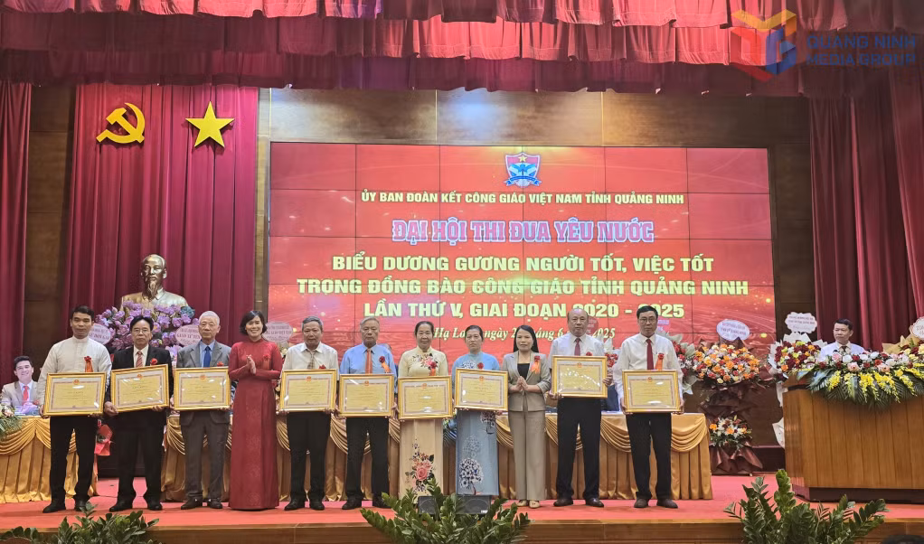 Các tập thể, cá nhân tiêu biểu trong đồng bào Công giáo nhận bằng khen của Chủ tịch UBND tỉnh (tháng 6/2025).