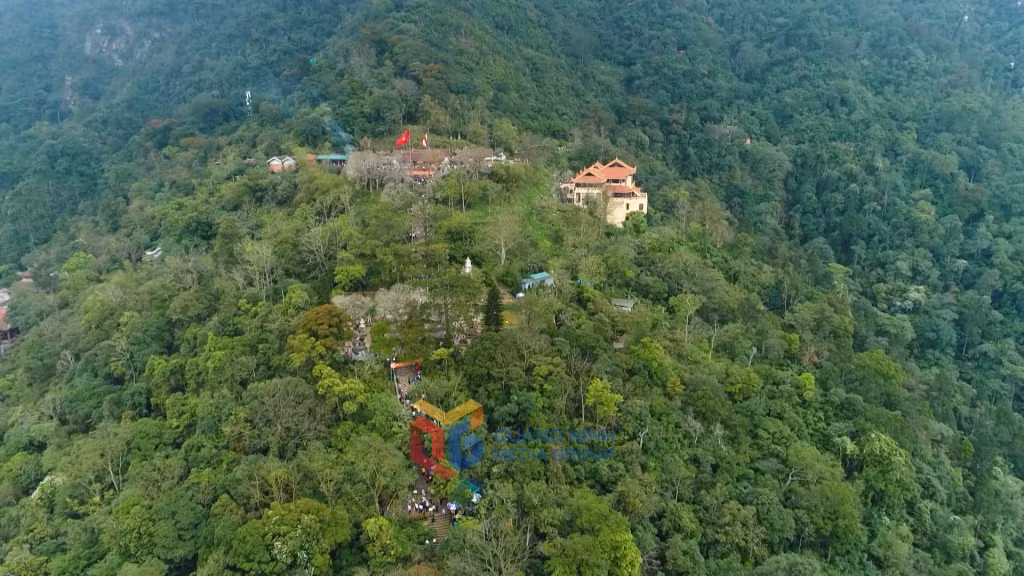 Du khách chiêm bái tại Yên Tử – điểm đến linh thiêng gắn với thương hiệu du lịch TP Uông Bí trước khi sắp xếp chính quyền hai cấp.