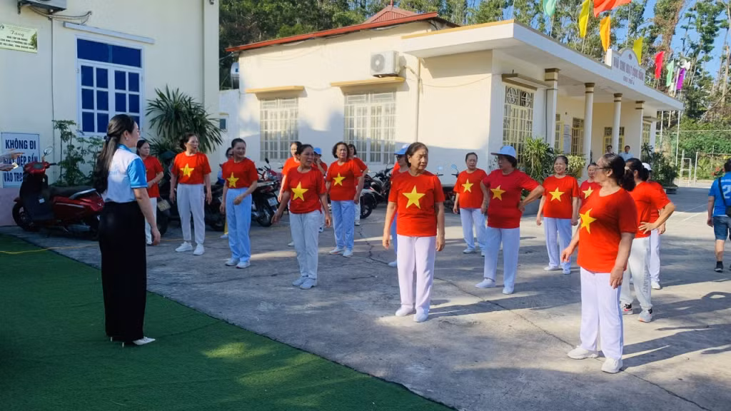 Một buổi tập dân vũ của hội viên phụ nữ phường Bãi Cháy.