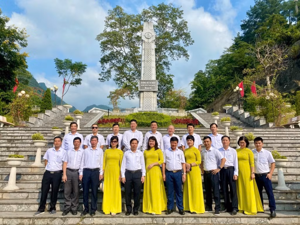 Đảng bộ tổ chức chương trình về nguồn cho đảng viên.