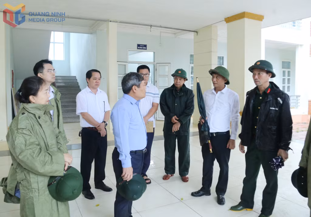 Đồng chí Bí thư Tỉnh ủy kiểm tra tại Trường Tiểu học và THCS Đồng Văn (xã Hoành Mô).