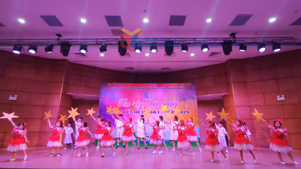 Lớp thanh nhạc biểu diễn ca khúc "Đàn sao lên mỏ".