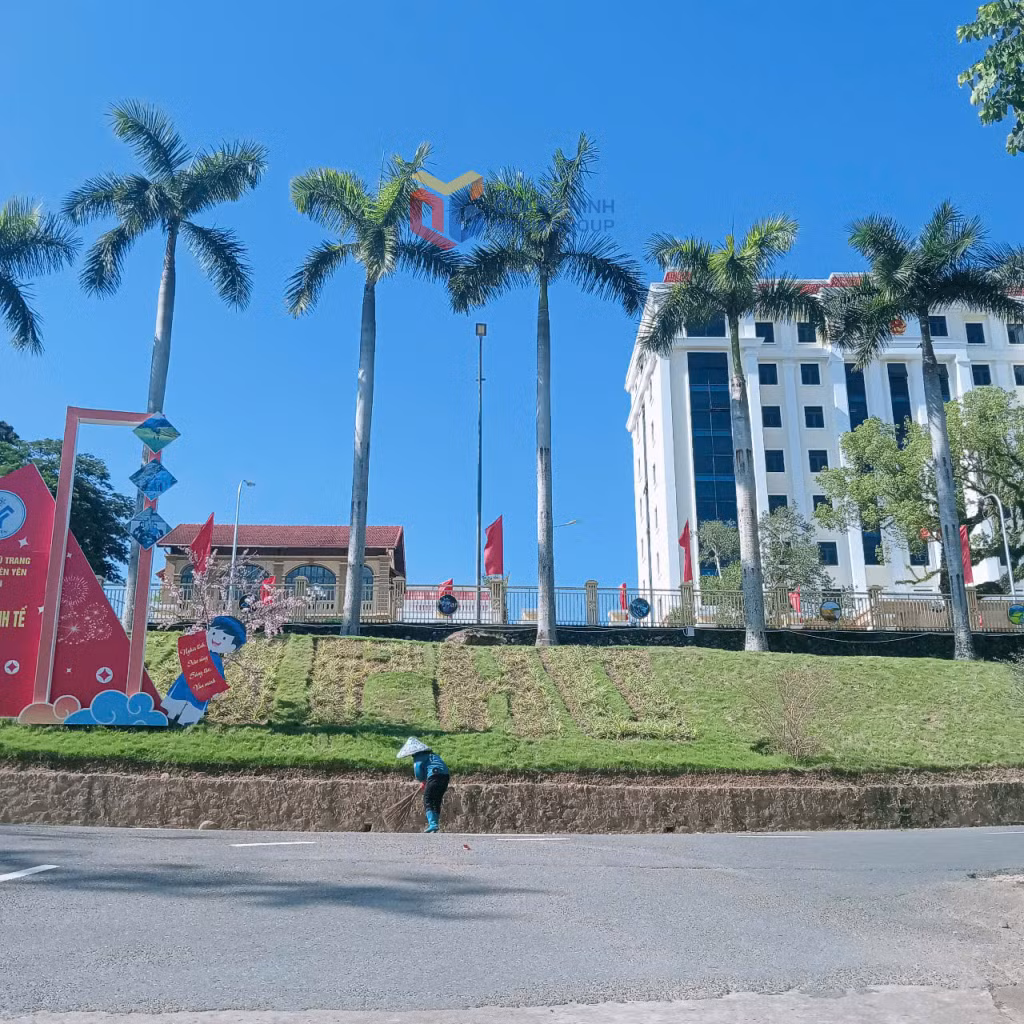 Công nhân Công ty CP Môi trường đô thị Tiên Yên Quảng Ninh làm sạch các tuyến đường.