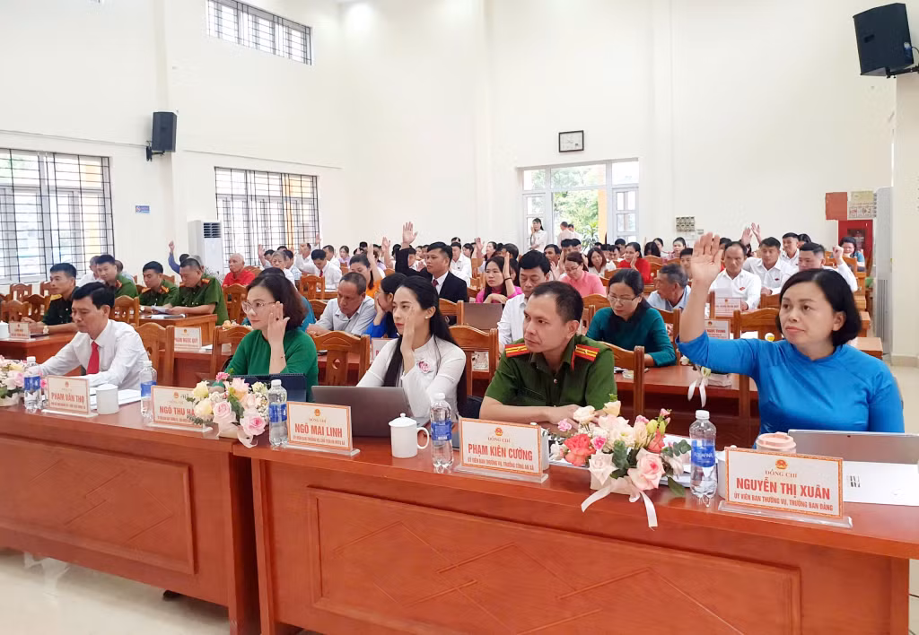 Các đại biểu biểu quyết thông qua các nghị quyết của kỳ họp.