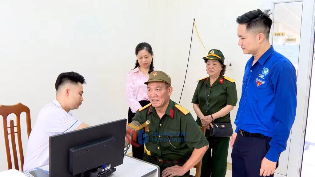 Đoàn Thanh niên phường Cẩm Phả phối hợp tổ chức khám sức khỏe cho người có công trên địa bàn. (Ảnh do đơn vị cung cấp)