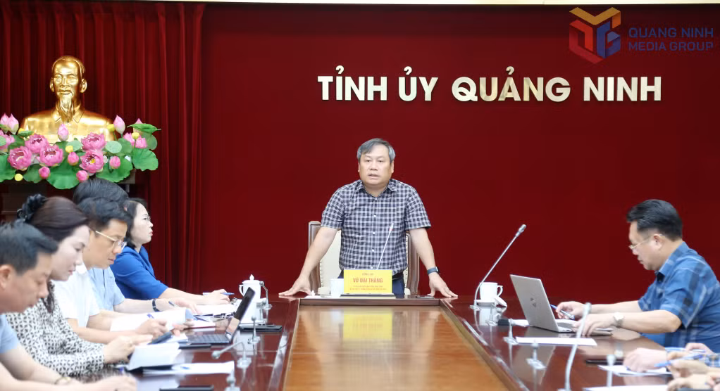 Đồng chí Vũ Đại Thắng, Ủy viên Trung ương Đảng, Bí thư Tỉnh ủy, Trưởng Đoàn ĐBQH tỉnh, phát biểu chỉ đạo tại cuộc họp.