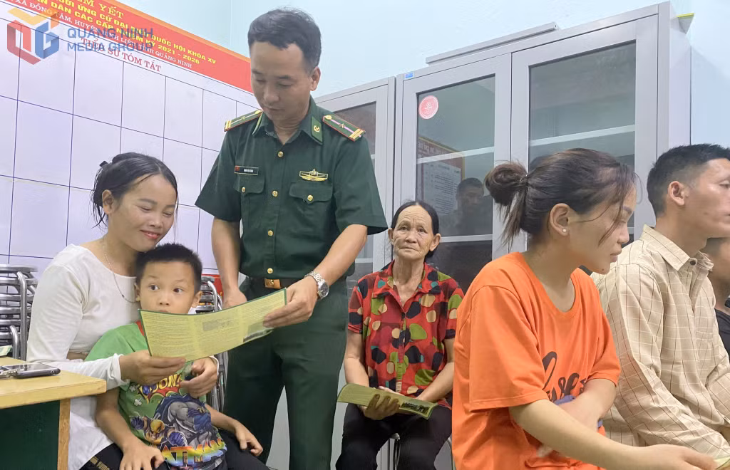 Lực lượng biên phòng tuyên truyền phòng, chống mua bán người cho người dân xã Bình Liêu. Ảnh: Nguyên Ngọc