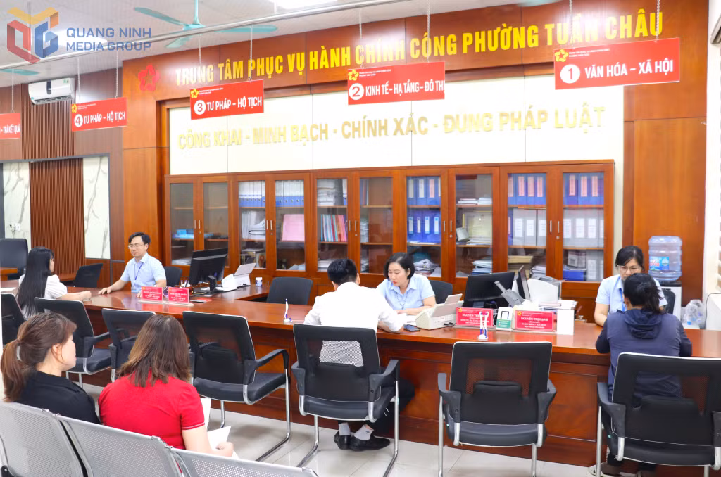 Người dân đến làm thủ tục tại Trung tâm Phục vụ HCC phường Tuần Châu.