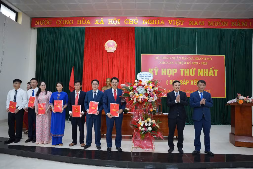 Đồng chí Nguyễn Hữu Thọ, Phó Trưởng Ban Tổ chức Tỉnh ủy tặng hoa chúc mừng kỳ họp.