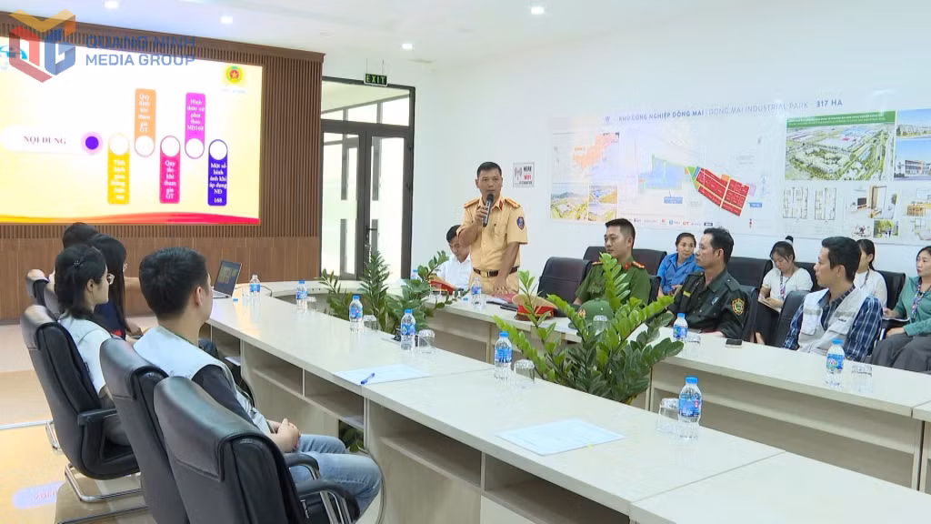 Cán bộ Đội CSGT Đường bộ số 1, Phòng CSGT Công an tỉnh tuyên truyền tại KCN Đông Mai.
